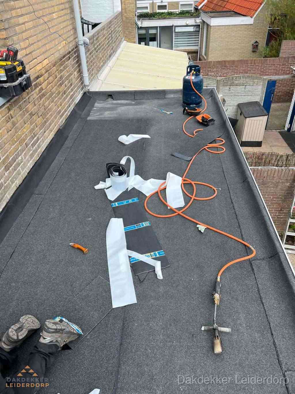 Dakdekker brengt EPDM dakbedekking aan op plat dak in Leiderdorp Dakdekker brengt EPDM dakbedekking aan op plat dak in Leiderdorp