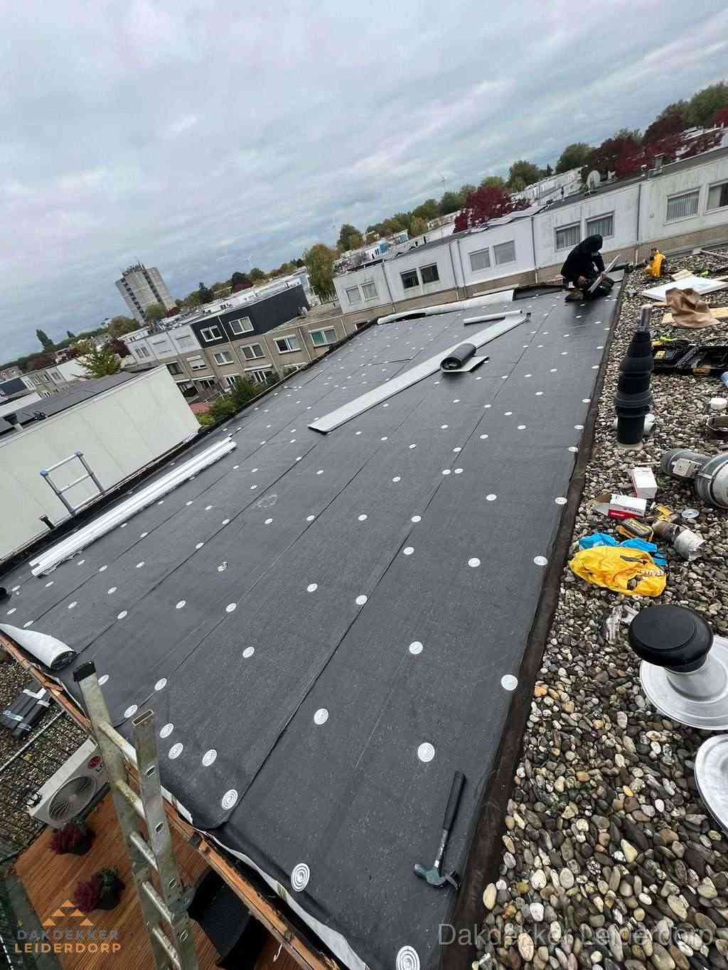 Dakleer vervangen op groot plat dak door dakdekker in Leiderdorp Dakleer vervangen op groot plat dak door dakdekker in Leiderdorp