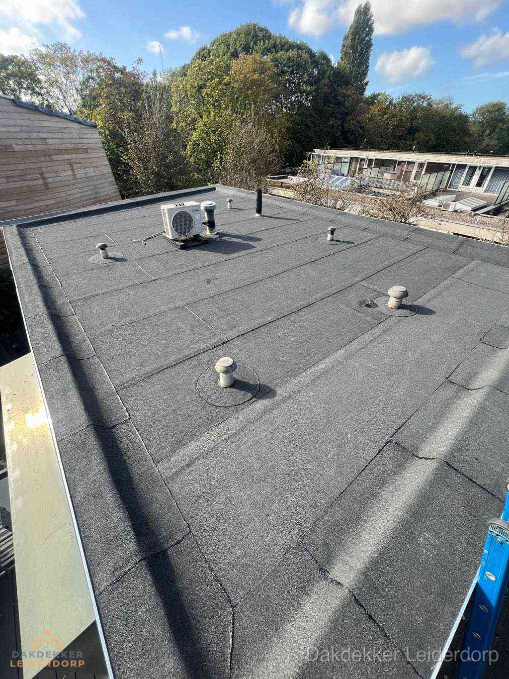 Plat dak met bitumen en brandgereedschap van dakdekkersbedrijf in Leiderdorp Plat dak met bitumen en brandgereedschap van dakdekkersbedrijf in Leiderdorp
