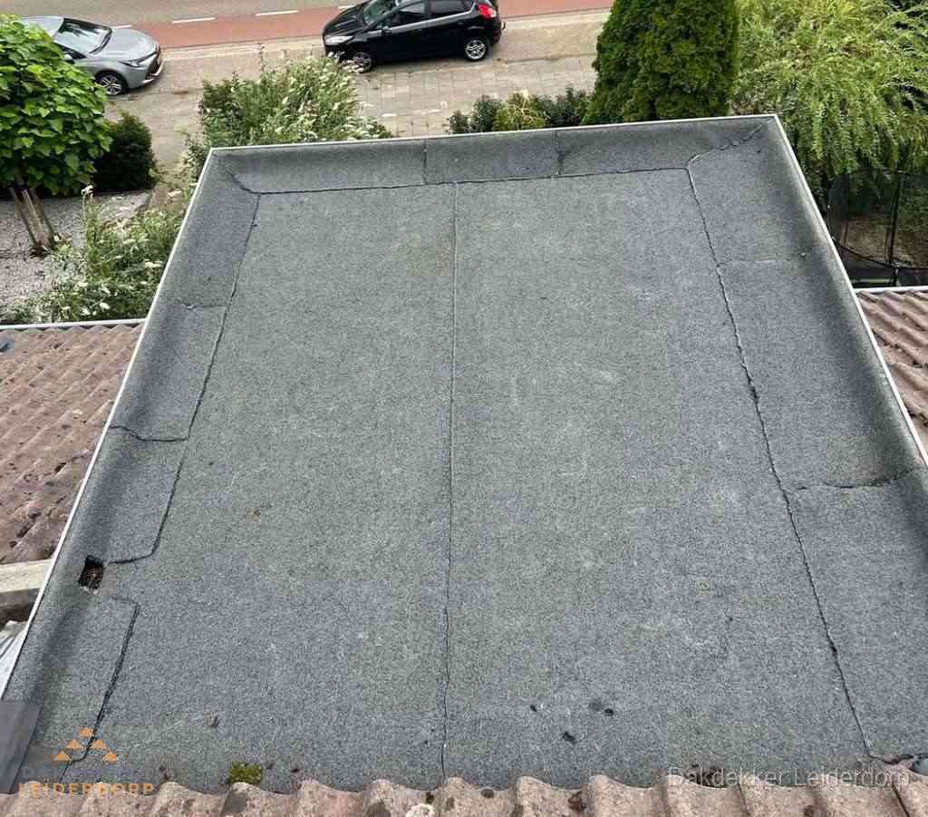 Dakbedekking schuur met bitumen in Leiderdorp Dakbedekking schuur met bitumen in Leiderdorp